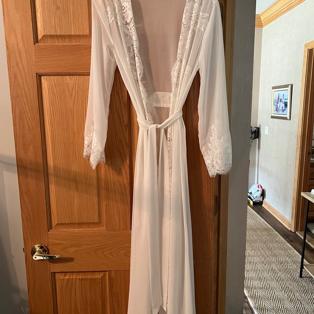 Ivory Lace Robe - Picture 3 of 10